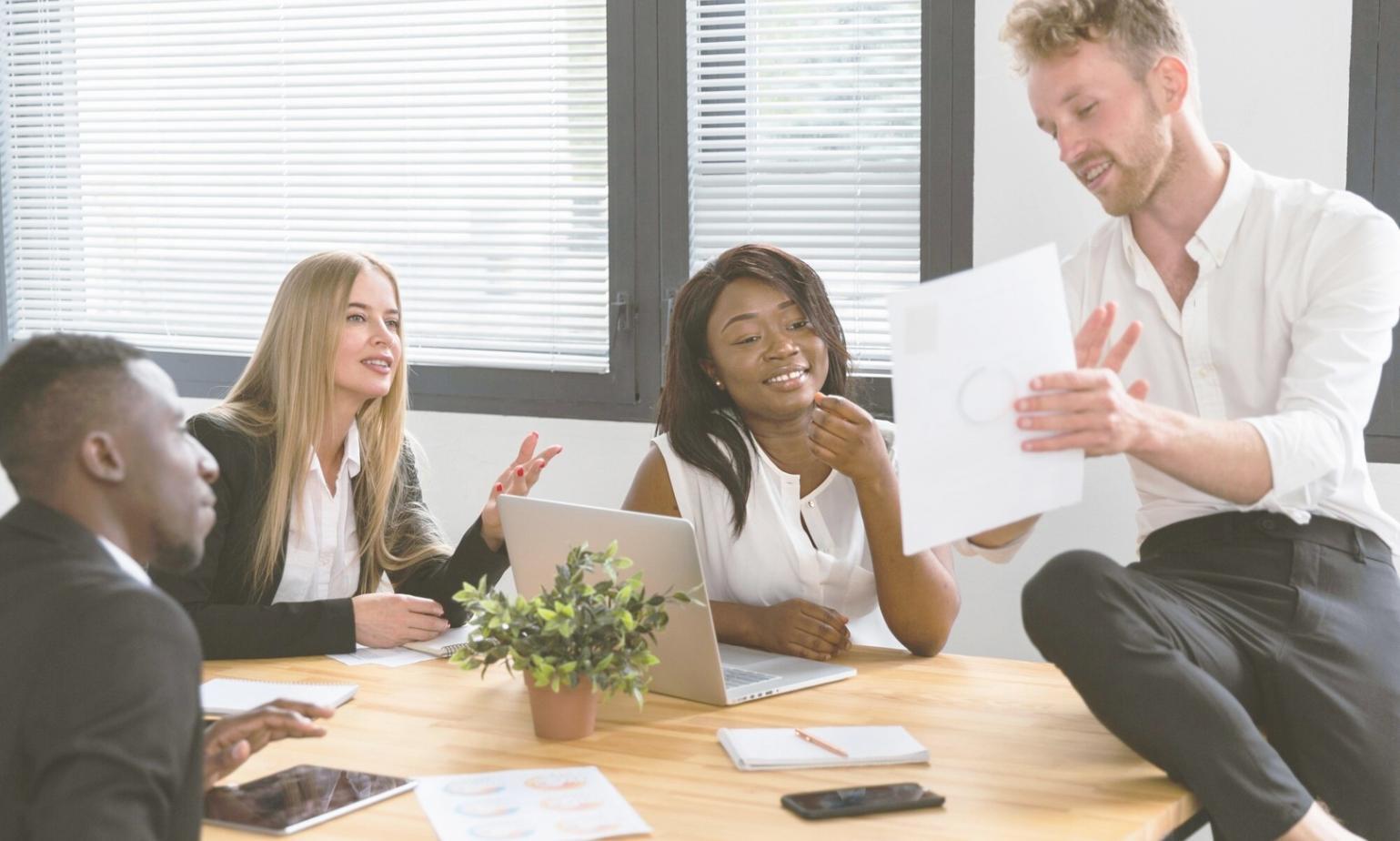 Equipo de profesionales trabajando en planificación presupuestaria para eventos