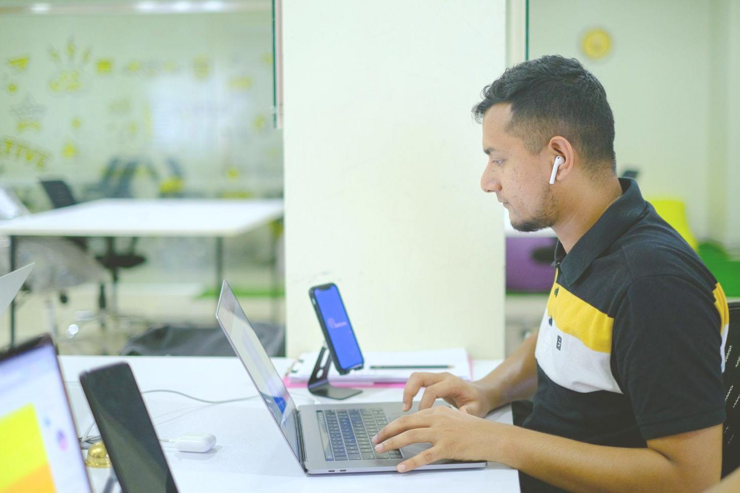Profesional analizando presupuestos de eventos en oficina moderna